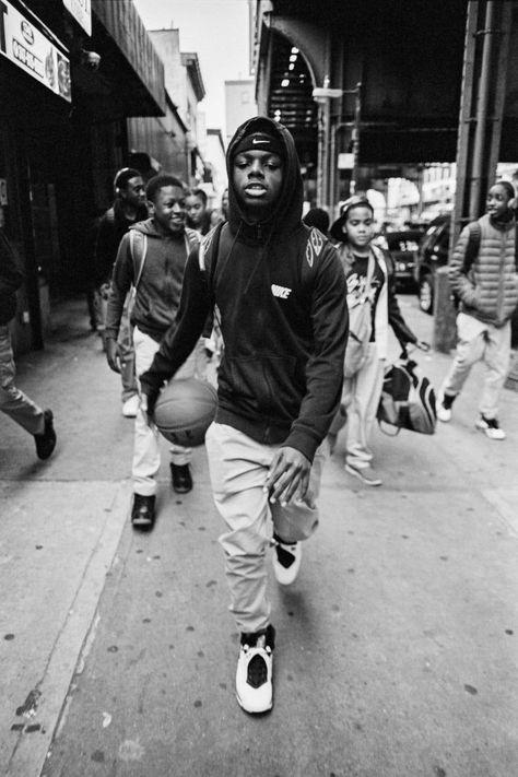 Photographing New York’s Streets, Where ‘Everything Feels New’ - The New York Times Streetlife Aesthetic, Jamel Shabazz, Me Vs Me, Ball Photography, Photographie Indie, Street Basketball, Single Pic, Basketball Photography, Black Photography