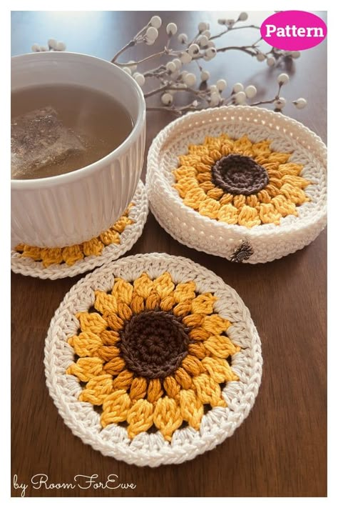 Golden Sunflower Coaster and Holder Crochet Pattern Sunflower Coaster Crochet, Crochet Living Room, Crochet Coaster Patterns, Placemat Crochet, Crochet Sunflowers, Sunflower Coaster, Crochet Rug Patterns Free, What To Crochet, Coasters Free Pattern