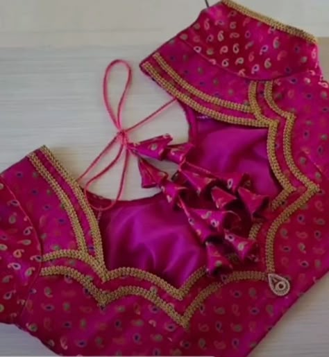 Paithani Sari Blouse Designs, Single Colour Blouse Design, Lace Design On Blouse Neck, Blouse Back Neck Lace Designs, Kath Blouse Designs Latest, Broked Blouse Designs, Lace Blouse Designs Latest, Lace Work Blouse Designs, Benarasi Blouse Design