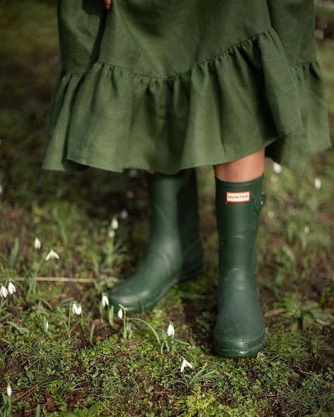 (99+) Gorgeous Green on Tumblr Slow Living Aesthetic Fashion, Gardener Style, Country Farmhouse Ideas, Spring Season Flowers, Green Academia Aesthetic, Rain Boots Hunter, Rain Boot Outfit, Green Academia, Countryside Life