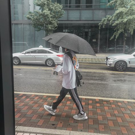 han jisung + lightroom Han Jisung Umbrella, Han Jisung Aesthetic, Han Jisung, Black Adidas, Lightroom, Stray Kids, Umbrella, The Neighbourhood, Hip Hop