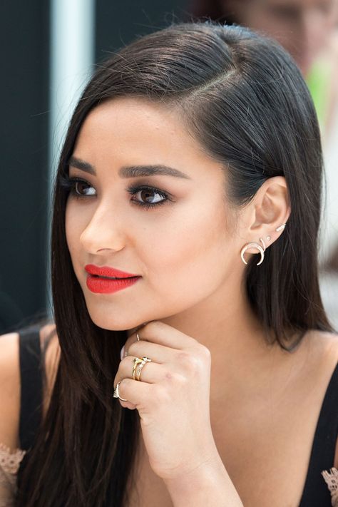 Give It a Sleek and Subtle Side Part - Cosmopolitan.com Easy Straight Hairstyles, Sleek Bob Hairstyles, Long Sleek Hair, Long Hair Trends, Constance Wu, Yara Shahidi, Side Swept Hairstyles, Grey Hair Inspiration, Side Part Hairstyles