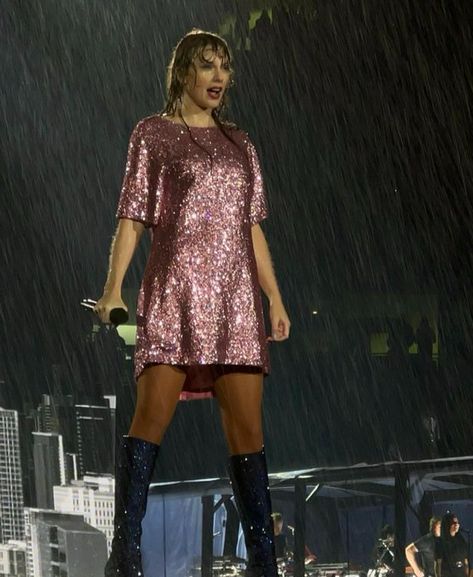 Taylor Rain, Ears Tour, Rain Outfit, Taylor Outfits, Taylor Swift Birthday, Estilo Taylor Swift, Concert Aesthetic, Anti Hero, Swift Photo