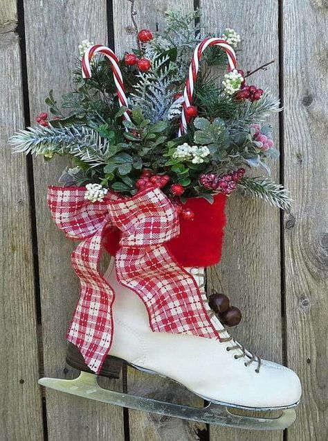 Natal Country, Jul Diy, Christmas Ice Skates, Classic Christmas Decorations, Elegant Christmas Decor, Ice Skate, Ice Skates, Christmas Decorations Rustic, Noel Christmas