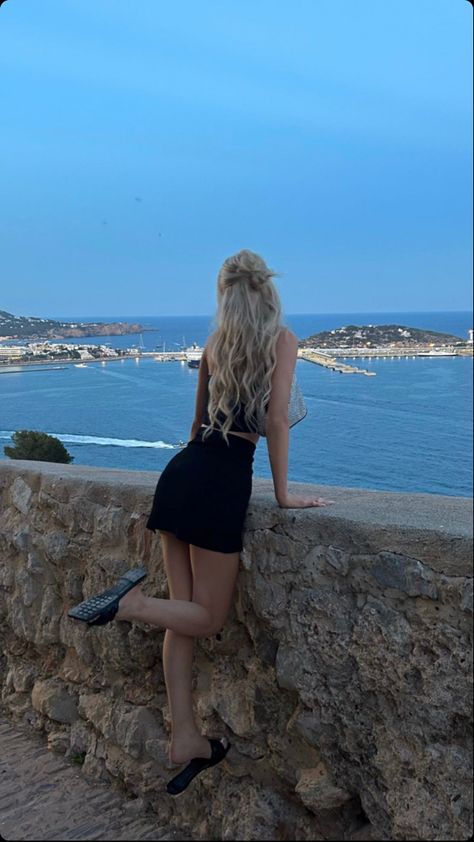 #pinterest #girlsfashion #girlpower #girlboss #view #vacation #spain #españa #sea #aesthetic #blondehairstyles #womanstyle Sea Aesthetic, Pinterest Girls, Photography Inspo, Aesthetic Photo, Old Money, Summer Vibes, بلاك بينك, Summer Outfits, Spain