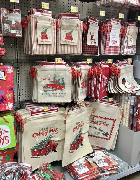 Quilted Christmas Pillows To Make, Easy Christmas Pillows To Make, Christmas Totes Diy, No Sew Christmas Pillows, Diy No Sew Pillows, Sew Gift Bags Patterns, Diy Pillow Covers Decorative Craft Ideas, Diy Christmas Pillows No Sew, Dollar Tree Gift Bag Crafts