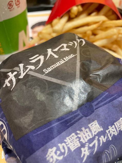 Japanese McDonalds Samurai Mac by yumeryuu The post Japanese McDonalds Samurai Mac appeared first on Alo Japan. Japanese Mcdonalds, Daily Meals, Japanese Food, Aesthetic Food, Gibson, Fort, Mac, Japan, Quick Saves