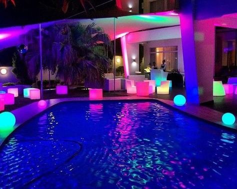 Euphoria Pool Party, Led Pool Party, Glow In The Dark Pool Party, Neon Pool Party Ideas, Pool Party Neon, Neon Pool Party, Pool Party Aesthetic, Sweet 16 Pool Parties, Neon Pool Parties