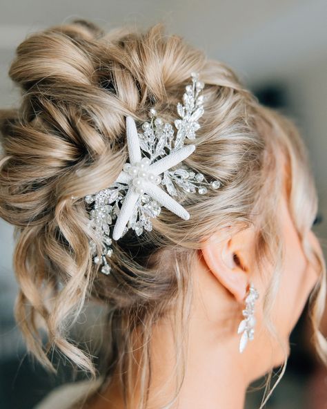 Can’t wait to style SO MANY beach brides this summer! Beachy updo with the perfect beach-themed hair comb by Lead Stylist Amber @anmbridalhairstylist ☀️🌴✨ Summer Wedding Bride Hairstyles, Beach Wedding Bridal Hairstyles, Beach Bride Hair Updo, Beach Wedding Updo Hairstyles, Hair For Beach Wedding, Beach Hair Updo, Beach Bride Hair, Wedding Hair Beach, Beachy Wedding Hair