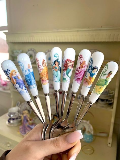 Disney Princess Spoon Collection Disney Kitchen Stuff, Disney Princess Kitchen, Princess Kitchen, Disney Princess Mugs, Casa Disney, Wood Dishes, Disney Cups, Disney Christmas Ornaments, Spoon Collection