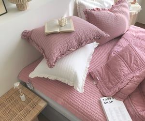 Bedroom | home, house şi interior Bed Sheets, We Heart It, Bedroom, Throw Pillows, White, Bed, Pillows, Interior Design, Pink