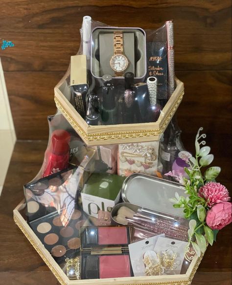 Engagement Gift Baskets Pakistani, Makeup Kit Decoration For Wedding, Makeup Hamper Ideas, Chaab Decoration Ideas For Engagement, Bridal Makeup Packing Ideas, Roka Shagun Basket, Makeup Trousseau Packing, Jewellery Tray Decoration For Wedding, Marawa Box Ideas