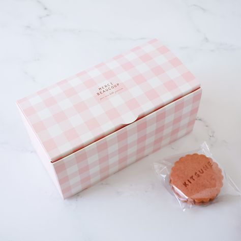 "Introducing Our New Pink Gingham Cookie Box! Elevate your packaging presentation with these stylish boxes specially designed for sweet creations. From cookies to your favorite baked goodies, our bakery boxes, conveniently shipped flat and unassembled, add a touch of sophistication to your treats. * Material: Pink gingham patterned paper with a matte finish. * Made in Korea. * Satin bow not included. * Please note that there may be slight variations in color shading between different box sizes. ♥ Dimension ♥ * Approx. 7\" W x 3 5/8\" L x 3 3/8\" H (18cm x 9cm x 8.5cm) ♥ Shipping Policy ♥ Please understand that delivery times are beyond our control once your order has been shipped. Buyers will be held responsible for reshipping costs if a shipped package is returned to us because of an inco Cute To Go Boxes, Cookie Bites Packaging, Cute Packaging For Cookies, Cookies Presentation Ideas, Baking Business Packaging, Cute Bakery Packaging, Cookies Packaging Ideas Diy, Pastry Box Packaging Design, Cute Food Packaging