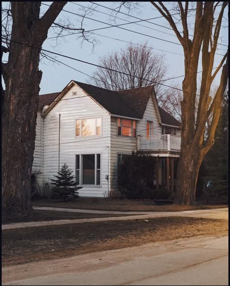 New England Suburbs, Suburban Legends Aesthetic, 2000s Suburbia, Americana House, Suburban Gothic, 90s House, Counties Of England, Americana Aesthetic, Concrete Stairs