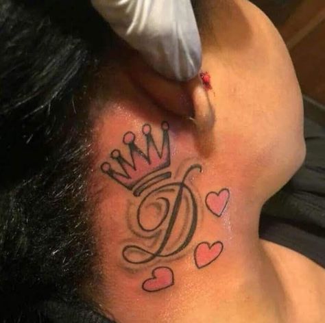 Name Tattoos On Neck, Girl Neck Tattoos, Cute Hand Tattoos, Neck Tattoos Women, Snakebites, Black Girls With Tattoos, Tattoos For Black Skin, Pretty Tattoos For Women, Dope Tattoos For Women