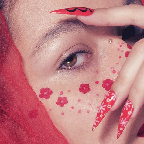 60s flower red and pink freckle makeup look Freckle Makeup Look, Air Photoshoot, Flower Freckles, Kidcore Makeup, Pink Freckles, Red Face Paint, Freckle Makeup, Abstract Makeup, Stitches Makeup