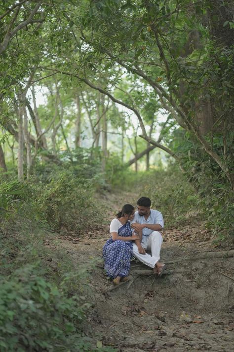 Village Style Photoshoot, Village Couple Image, Bengali Photoshoot, Village Couple, Farm Photoshoot, Brocade Saree, Village Photos, Couple Picture, Photoshoot Idea