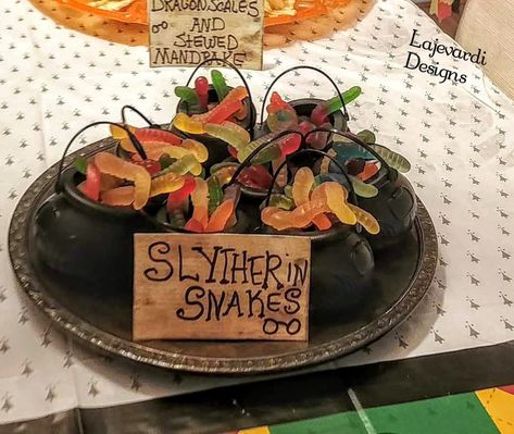 Harry Potter themed party food..Slytherin gummy snakes Harry Potter Sweet 16 Ideas, Slytherin Themed Party, Slytherin Birthday Party Ideas, Slytherin Party Decorations, Slytherin Food, Slytherin Birthday Party, Harry Potter Sweet 16, Movie Party Snacks, Harry Potter Parties