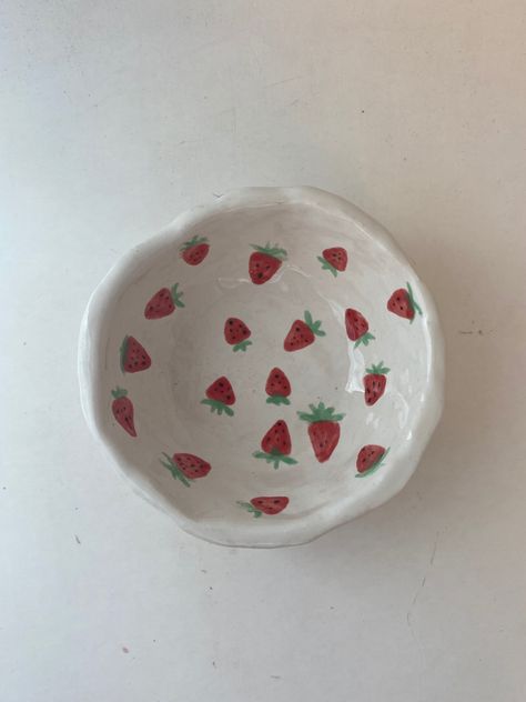 Aesthetic Clay Bowl, Clay Bowls Aesthetic, Strawberry Ceramic Bowl, Aesthetic Pinch Pots, Ceramic Bowl Aesthetic, Strawberry Bowl Ceramic, Cute Pinch Pot Ideas, Pinch Pot Ideas Ceramics, Strawberry Pottery