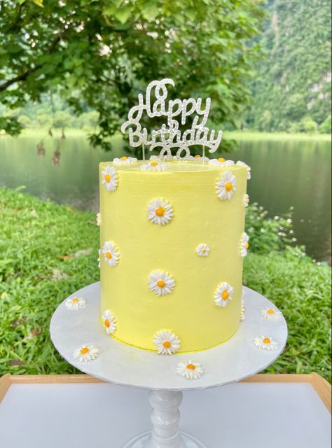 White And Yellow Birthday Decorations, Yellow Theme 1st Birthday Party, Yellow Daisy Birthday Party Ideas, Daisy 3rd Birthday Party, Birthday Cake Yellow Theme, Unique Birthday Cakes For Girls, Yellow Daisy Cake, Daisy Cake Birthday, Birthday Cake For Girls Kids