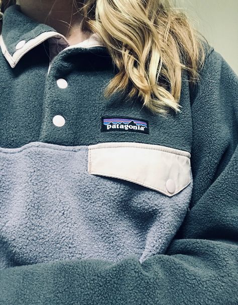 Patagonia pulover fashion Outfits With Patagonia Pullover, Patagonia Fleece Aesthetic, Patagonia Lookbook, Patagonia Fleece Outfit Aesthetic, Patagonia Fleece Pullover Outfit, Patagonia Sweater Outfit, Patagonia Pullover Outfit, Patagonia Outfit Aesthetic, Patagonia Fleece Outfit