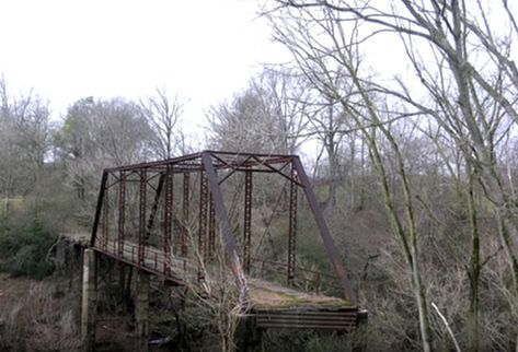 Hell's Gate Bridge: The Most Haunted Bridge In Alabama Traditional Archery, Scary Places, Sweet Home Alabama, Most Haunted, Spooky Scary, Urban Legends, Haunted Places, Abandoned Buildings, Porch Swing