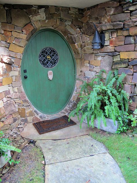 hobbit house Case Sotterranee, Miniature Doors, Hobbit Door, Casa Hobbit, Stone Building, Porte Cochere, When One Door Closes, Gorgeous Doors, Hobbit Hole