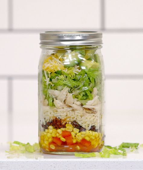 Mason Jar Chicken Burrito Mason Jar Lunch, Jar Salad, Green Snacks, Chicken Burrito, Chicken Burrito Bowl, Mason Jar Salad, Mason Jar Meals, Chicken Burritos, Salad In A Jar