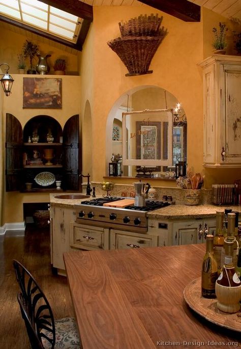 Kitchen of the Day: French Country Kitchen - Vaulted Ceiling, Skylight and Archways Style Toscan, Tuscan Kitchen Design, Western Kitchen Decor, French Country Kitchen Designs, Tuscan Decorating Kitchen, Old World Kitchens, Western Kitchen, French Farmhouse Style, Country Kitchen Designs