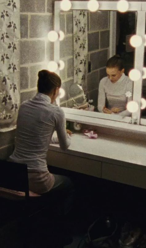 Natalie Portman in 'Black Swan' (2010) Black Swan Stills, Natalie Portman Black Swan, Nina Sayers, Black Swan Movie, Black Swan 2010, Darren Aronofsky, Swan Queen, White Swan, Ballet Girls