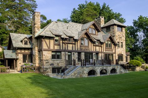 Tudor Castle, Turret House, Tudor House Exterior, Castle Exterior, Modern Castle, Luxury Houses Mansions, Countryside Cottage, Cool Tree Houses, Stucco Homes