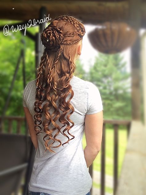 Star Wars Padmé inspired hairstyle from Phantom Menace Medieval Female Hairstyles, Asgardian Hairstyles, Padme Hairstyles, Starwars Hairstyles, Jedi Braid, Star Wars Hairstyles, Star Wars Female, Fantasy Country, Star Wars Hair