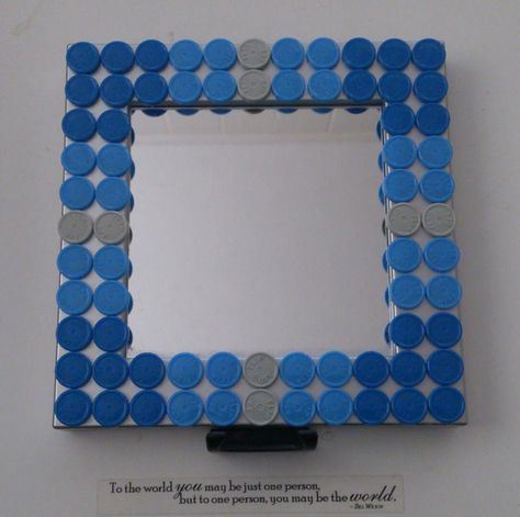 This is a little shower mirror that I found at the Home Depot.  I decorated the edges with the medicine vial caps.  I used the glue-gun to paste them on. Diy Bow Holder, Shower Mirror, Bottle Cap Crafts, Plastic Bottle Crafts, Crochet Bebe, Plastic Caps, Bow Holder, Top Crafts, Diy Mirror