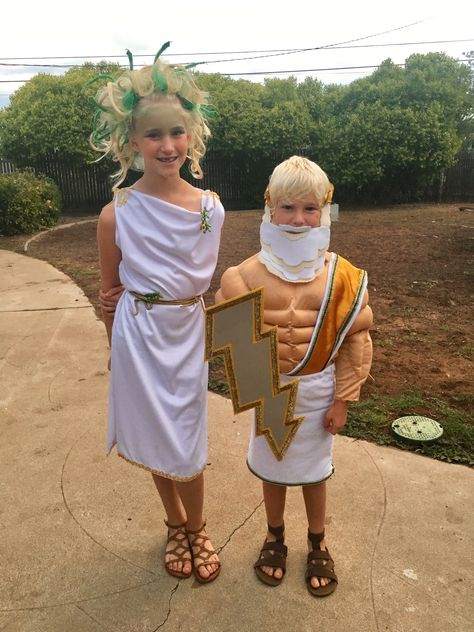 Medusa and Zeus costumes Zeus Halloween Costume, Diy Zeus Costume, Zeus Outfit Men, Zeus Inspired Outfits, Zeus Costume, Left Brain, Costume Cosplay, Family Pics, Cosplay Ideas