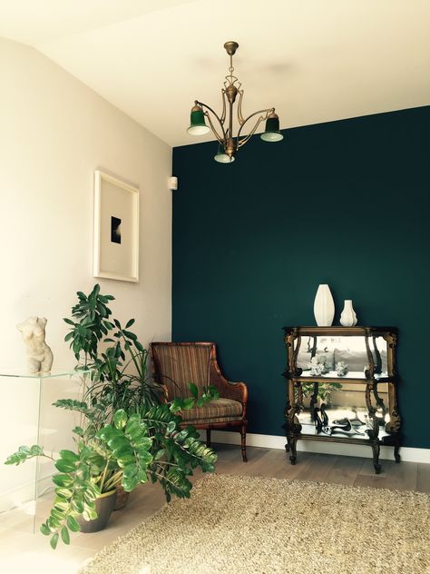 Turquoise Walls Living Room, Restaurant Furniture Design, Green Walls Living Room, Dark Green Living Room, Turquoise Room, Living Room Turquoise, Green Living Room, White Couch, Dark Green Walls