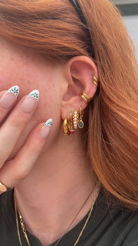 00s Mode, Cool Ear Piercings, Jewelry Accessories Ideas, Body Jewelry Piercing, Dope Jewelry, Funky Jewelry, Stacked Jewelry, Jewelry Lookbook, Ear Rings