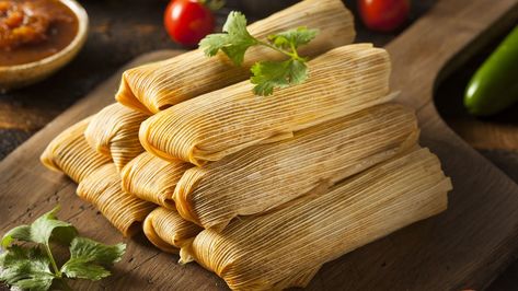 El tamal, del náhuatl tamalli -que significa envuelto-, es una comida que ya elaboraban los indígenas nativos de América. Está claro que no es posible determina Guatemalan Tamales, Homemade Tamales Recipe, Traditional Tamales, How To Make Tamales, Corn Tamales, Beef Tamales, Mexican Tamales, Homemade Tamales, Pork Tamales