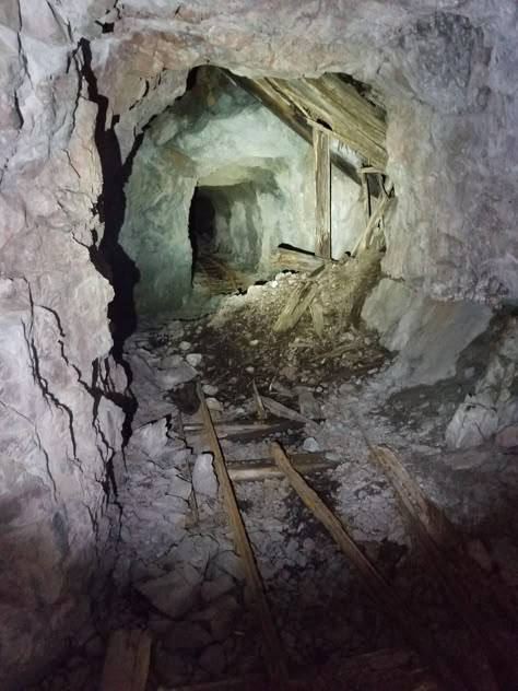 Abandoned Places Inside, Mineshaft Aesthetic, Abandoned Mine Aesthetic, Mines Aesthetic, Exploring Abandoned Places Aesthetic, Abandoned Houses Interior, Mining Aesthetic, Abandoned Mineshaft, Abandoned Interior