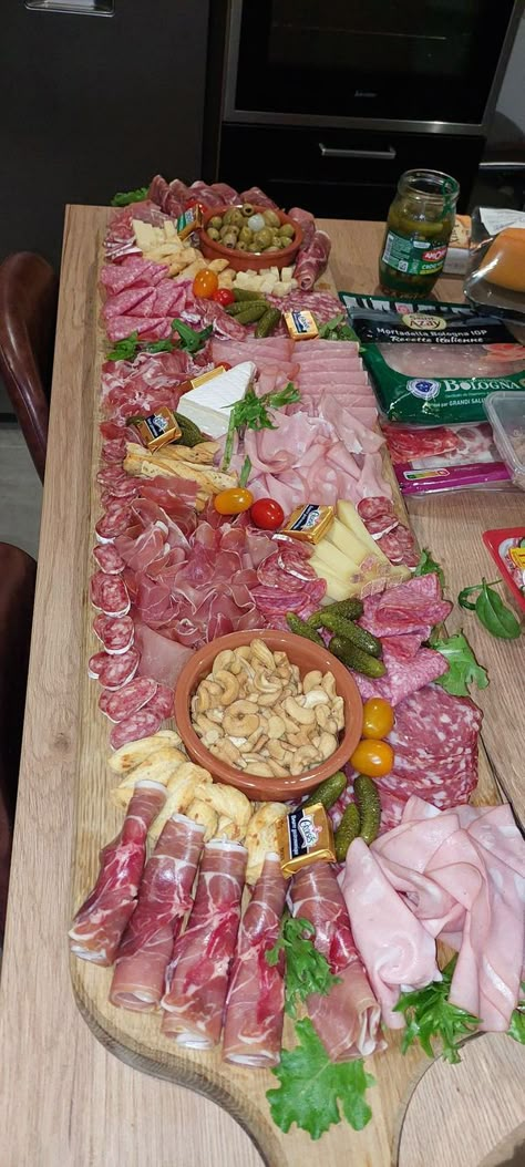 menus pas cher, cuisiner avec presque rien | Planche apero faite pour mes 30 ans 🥰 | Facebook Presentation Plateau Charcuterie, Raclette Originale