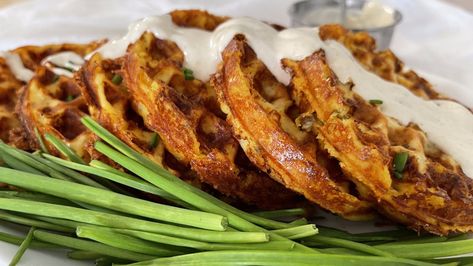 Mashed Potato Waffles, Potato Waffle Recipe, How To Cook Chorizo, Potato Waffles, Loaded Mashed Potatoes, Instant Mashed Potatoes, Savory Waffles, Breakfast Meat, Loaded Baked Potato