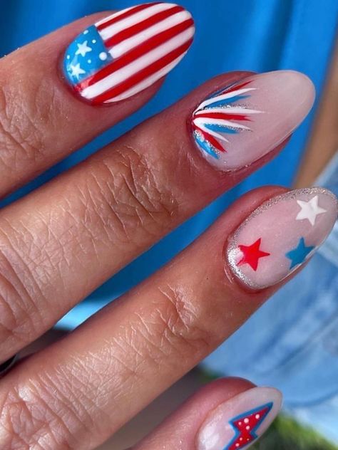 American flag nail art Simple 4th Of July Nail Designs Short Nails, 4 Of July Nails Fireworks, Flag Nails American 4th Of July, Cute Nails 4th Of July, 4th Of July Nail Ideas For Short Nails, Usa Nails Designs, Short Nail Designs 4th Of July, Easy Firework Nail Design, American Themed Nails