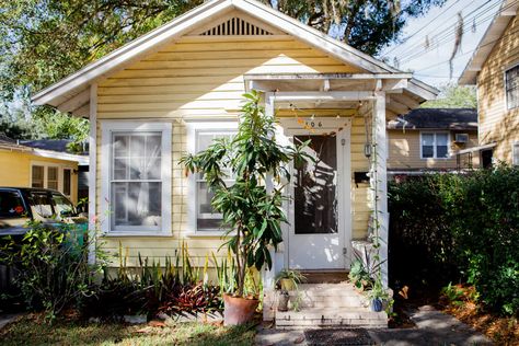 Tiny Beach Cottage, Efficiency Apartment, Florida Cottage, Colorful House, Swedish Cottage, Small Cottage Homes, Country Cottage Decor, Tiny Cottage, Cute Cottage