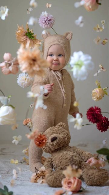 Hanging Flowers Photoshoot Outside, Flowers Hanging Photoshoot, Hanging Flowers Photoshoot, Baby Spring Photoshoot, Spring Baby Photoshoot, Baby First Birthday Photo Shoot, First Birthday Photo Shoot Ideas, Easter Photo Shoot, Spring Picture Ideas