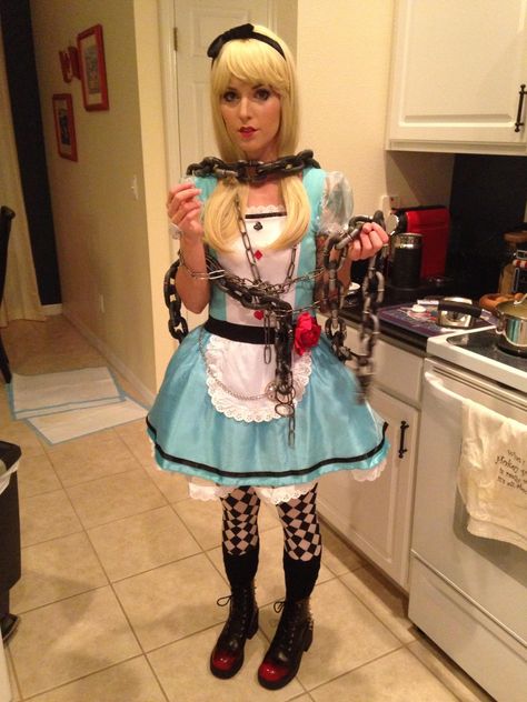 Alice In Wonderland Makeup, Alice In Wonderland Outfit, Chain Outfit, Alice Costume, Fairy Tale Costumes, Clever Halloween Costumes, Alice In Wonderland Costume, Wonderland Costumes, Mardi Gras Costumes