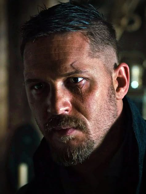 Taboo James Delaney, Tom Hardy Hairstyle, Taboo Tv Series, James Delaney Taboo, Tom Hardy Taboo, Tom Hardy Pictures, Guy Tattoos, James Delaney, Tom Hardy Actor