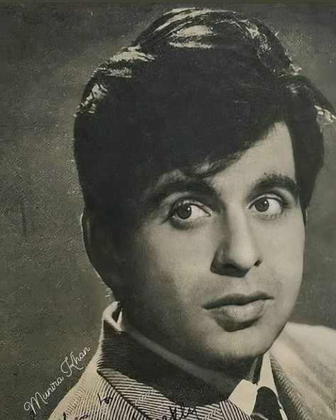 Dilip Kumar, Old Film Stars, Ancient Greek Sculpture, Greek Sculpture, Vintage Bollywood, Film Stars, Film History, Celebrity Portraits, Bollywood Actors