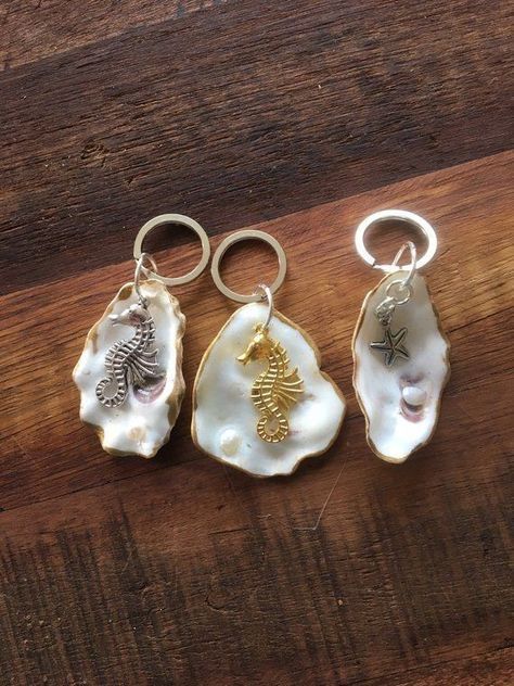 Seashell Jewelry Diy, Seashell Art Diy, Sea Shell Necklace, Oyster Shell Crafts, Seashell Projects, Art Coquillage, Shell Crafts Diy, Sea Crafts, Painted Shells