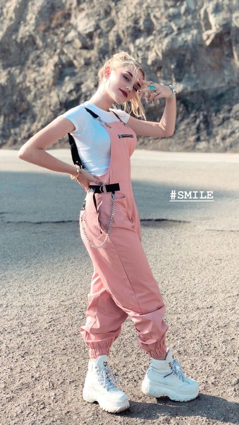 Hermosa Meg Donnelly Outfits, Meg Donnelly, Zombie Disney, Millie Bobby Brown, Disney Channel, Celebrity Pictures, Girl Power, Actors & Actresses, Zombie