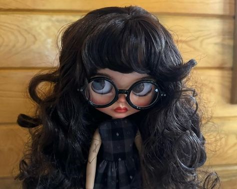 big eyes big hair and some scissors | Instagram Blythe Doll Curly Hair Glasses, Blythe Dolls Curly Hair And Glasses, Blythe Doll Pfp Brown Skin, Black Blythe Dolls, Andrea Core, Blythe Bebek, Bangs And Glasses, Enya Umanzor, Brown Wavy Hair