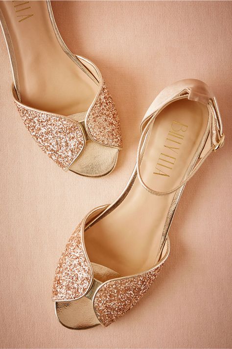 10 Flat Wedding Shoes (That Are Just As Chic As Heels) Country Shoes Boots, Elegant Wedding Shoes, Bridal Shoes Flats, Wedding Shoes Flats, Wedding Flats, 50 Christmas, Bridal Sandals, Bride Accessories, Glitter Shoes